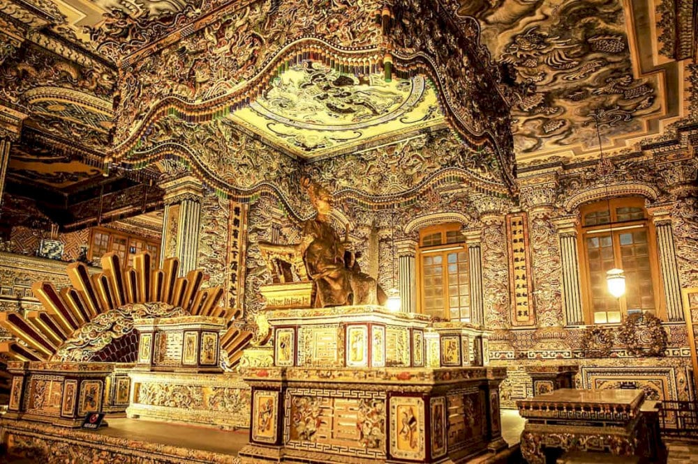 Located within Thien Dinh Palace beneath the emperor’s altar, Khai Thanh Hall is a stunning display of grandeur and intricate artistry